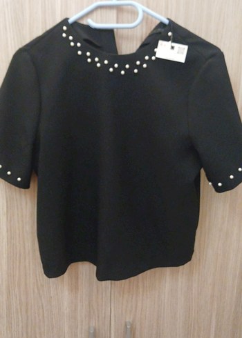 ZARA SIYAH INCILI TOP DIYE GECIYOR