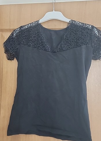 Dantel Detaylı Siyah V Yaka Bluz