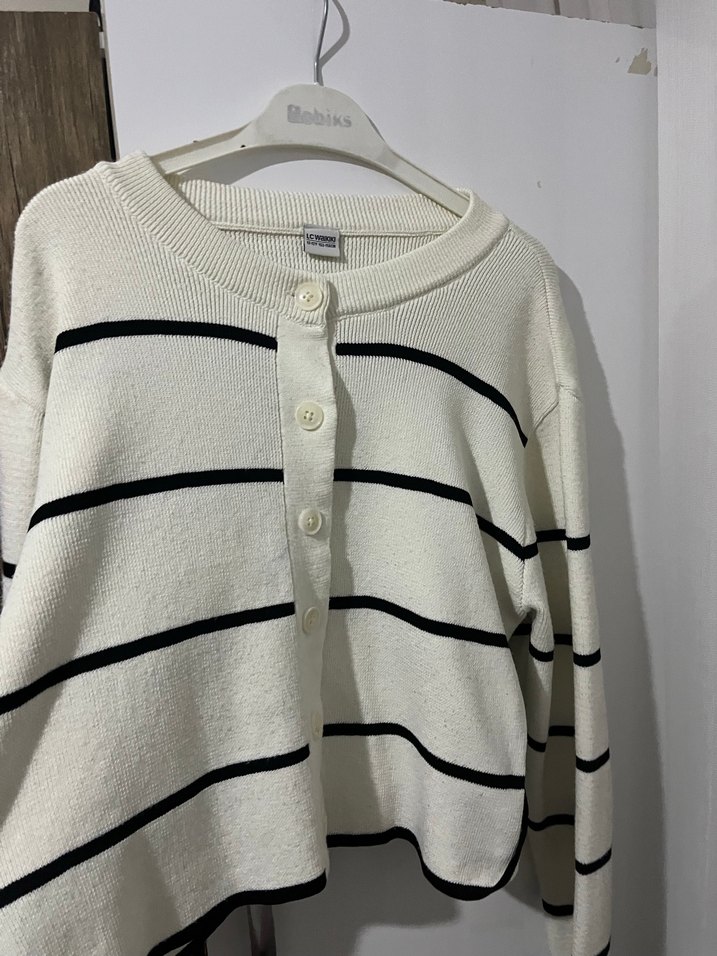 Düğmeli Beyaz Çizgili Kadın Hırka - Görsel 3