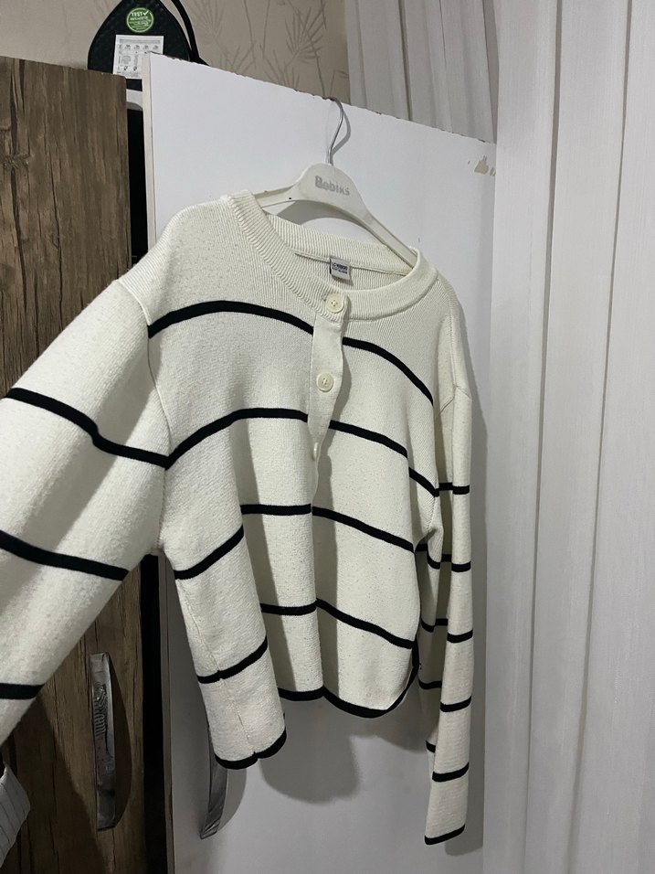 Düğmeli Beyaz Çizgili Kadın Hırka - Görsel 2