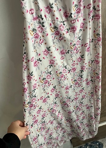 V Yaka Çiçek Desenli Midi Elbise - Görsel 3