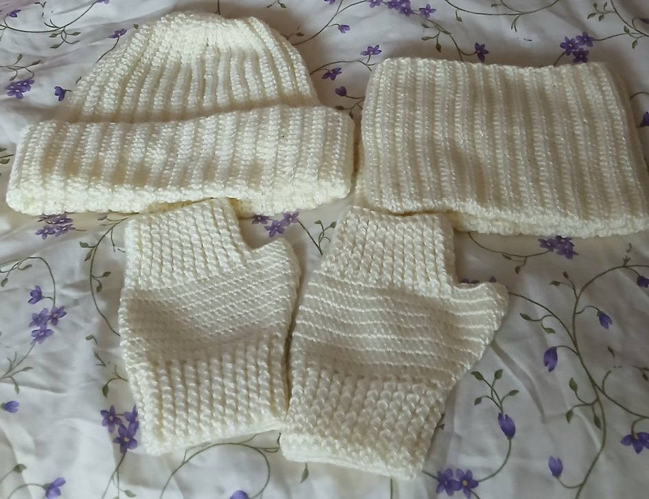 Kırık Beyaz Örgü Kadın Bere, Boyunluk ve Eldiven Seti - Görsel 2