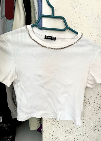 Zincir Detaylı Beyaz Kısa Kollu Crop Tişört