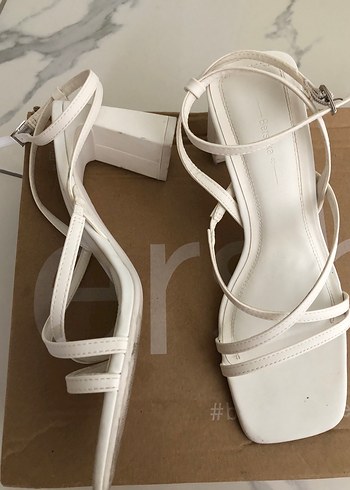 Bershka Beyaz Minimalist İnce Topuklu Kadın Sandalet
