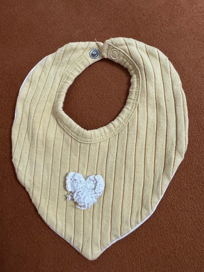 Nakışlı Bej Bebek Önlüğü - Görsel 2