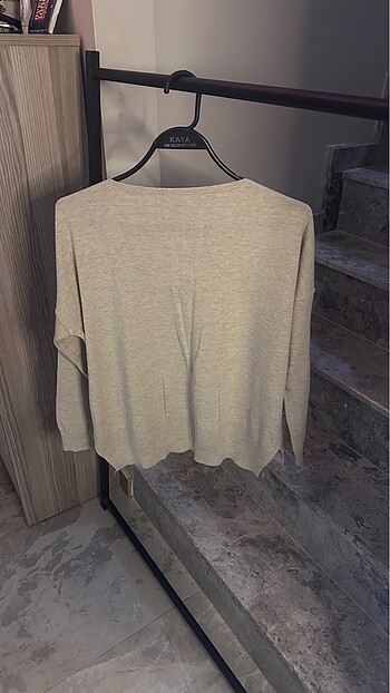Zara V yaka bej kırçıllı triko