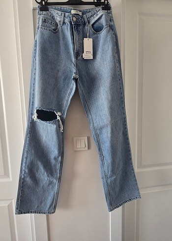 Diz Detaylı Geniş Kesim Mavi Denim Pantolon