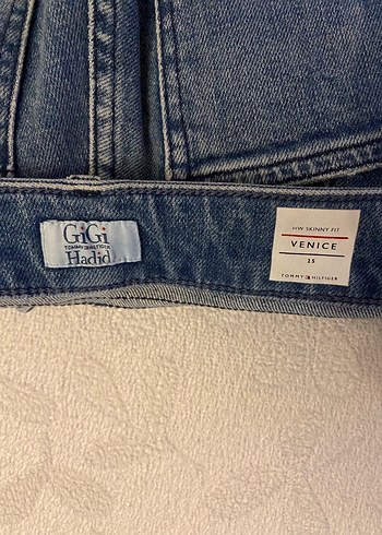 Tommy Hilfiger Gigi Hadid tasarımı,yırtık ve fermuar detaylı. - Görsel 3