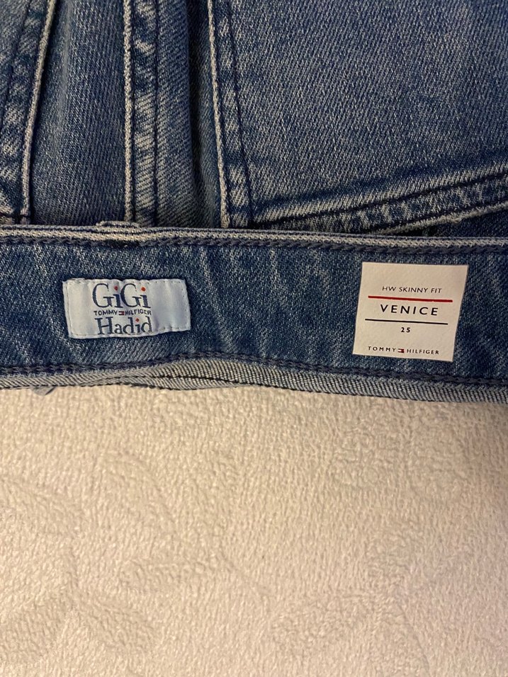 Tommy Hilfiger Gigi Hadid tasarımı,yırtık ve fermuar detaylı. - Görsel 3