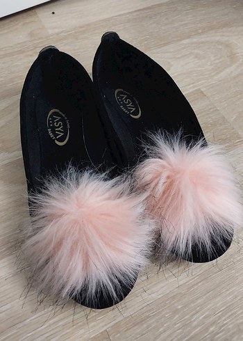 Peluş Detaylı Siyah Ev Terliği - Görsel 2