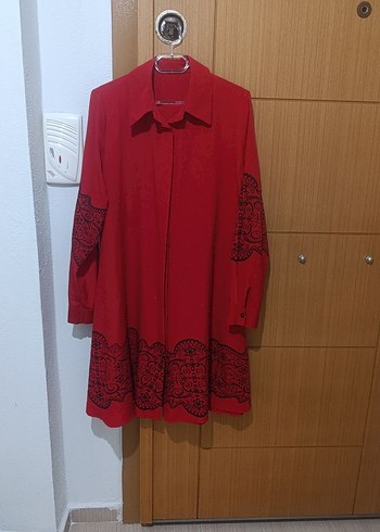 Uzun Kollu Kırmızı Nakışlı Kadın Tunik