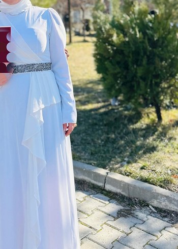 İşlemeli Yüksek Yakalı Uzun Kollu Beyaz Nişan Elbisesi
