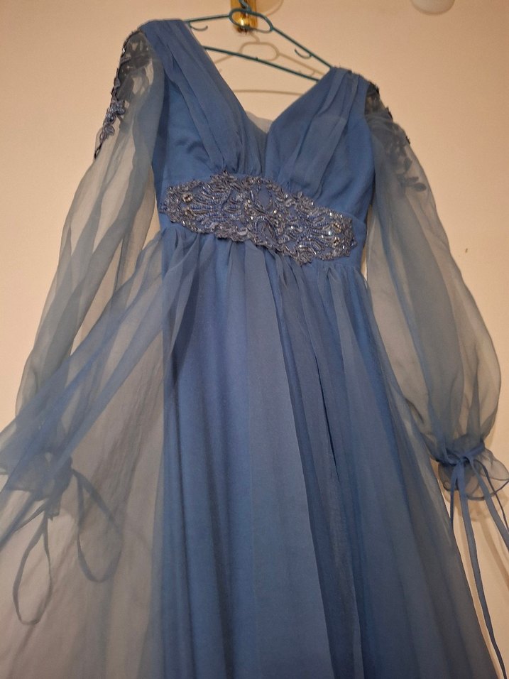 Mavi v yaka uzun tül kollu özel gün abiyesi - Görsel 5