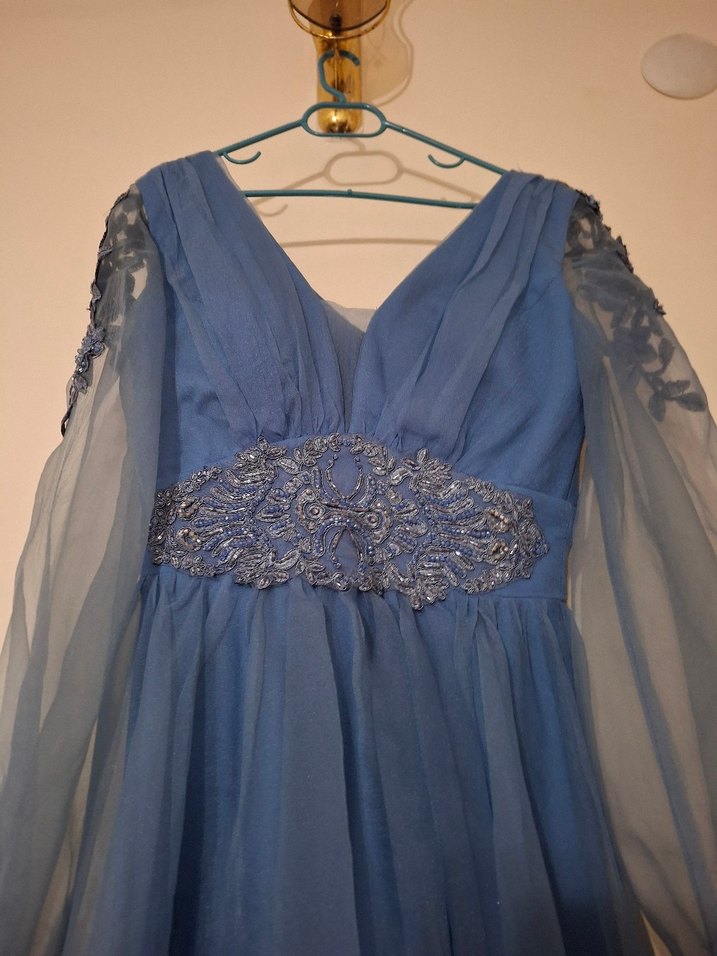 Mavi v yaka uzun tül kollu özel gün abiyesi - Görsel 3