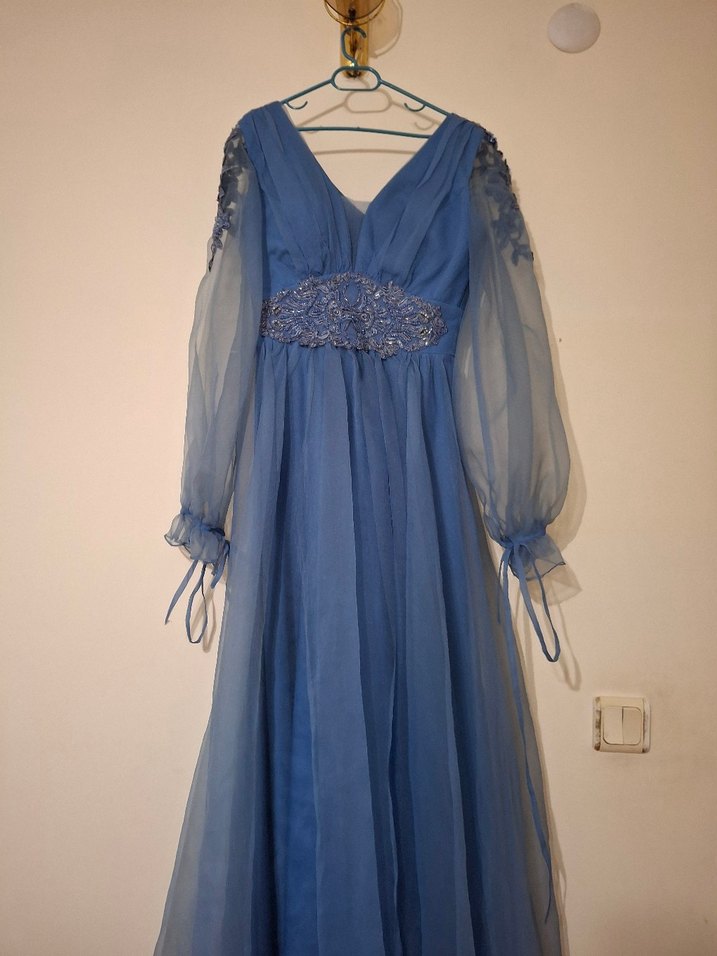 Mavi v yaka uzun tül kollu özel gün abiyesi - Görsel 4