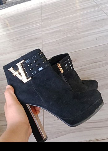 Siyah Süet Dolgu Topuklu Tokalı Bot - Görsel 2