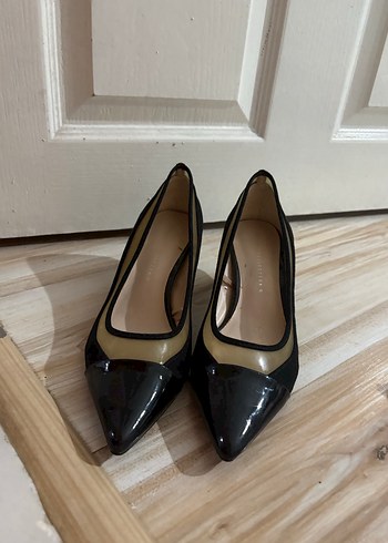 Bej Siyah Rugan Stiletto Kadın Ayakkabı
