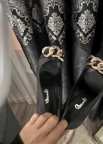 Bambi Siyah Parlak Zincir Detaylı Topuklu Stiletto