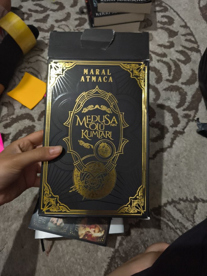 Medusa'nın Olu Kumları - Maral Atmaca - Görsel 4