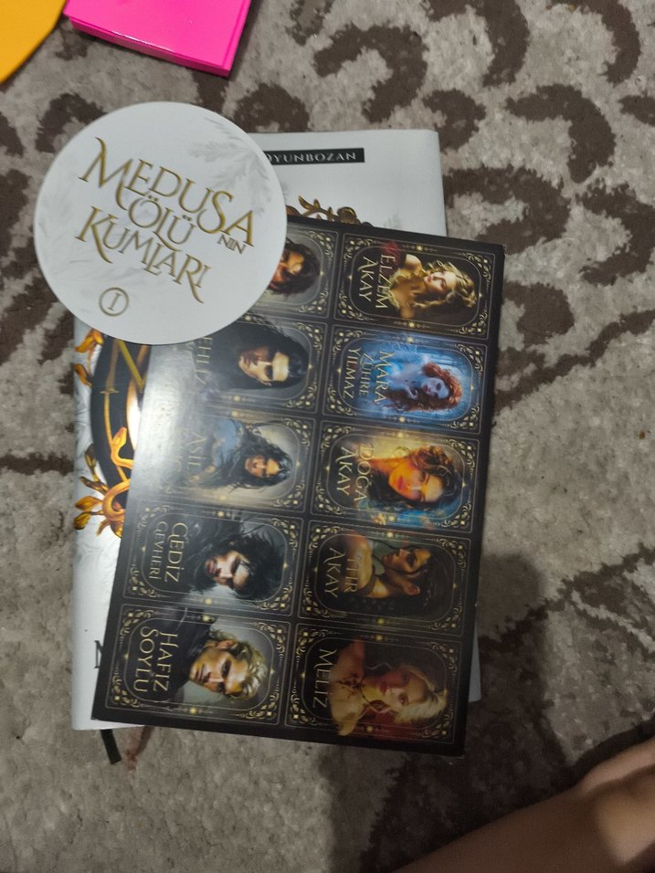 Medusa'nın Olu Kumları - Maral Atmaca - Görsel 3