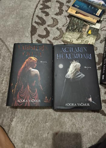 Adora Yağmur Roman Seti: Acıların Hükümdarı & Varsileri Ölü