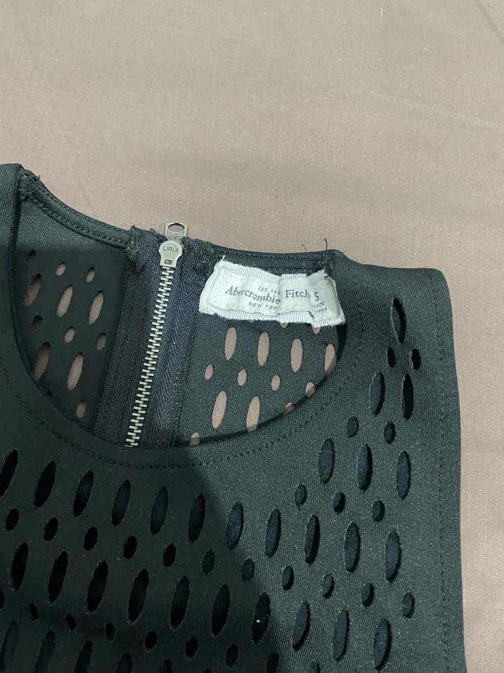 Siyah File Detaylı Kolsuz Crop Top - Görsel 2