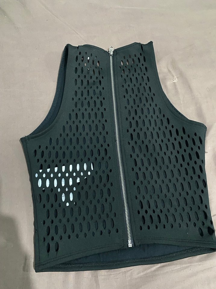 Siyah File Detaylı Kolsuz Crop Top - Görsel 3