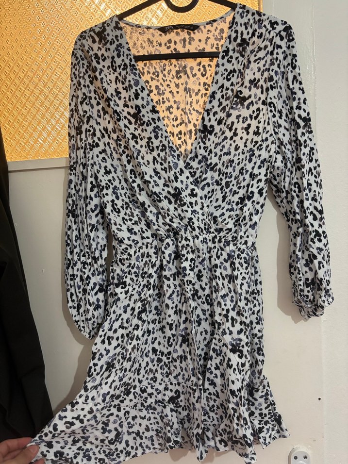 Gri V Yakalı Yılan Desenli Midi Elbise - Görsel 2