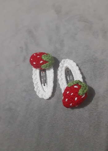  Beden Örgü Beyaz Çilekli Çocuk Toka