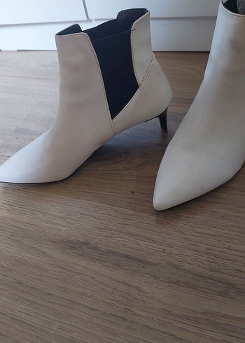 Beyaz Süet Stiletto Topuklu Kadın Bot