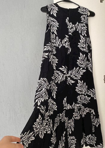 Yaprak Desenli Siyah Piliseli Elbisesi - Görsel 3