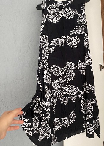 Yaprak Desenli Siyah Piliseli Elbisesi - Görsel 2