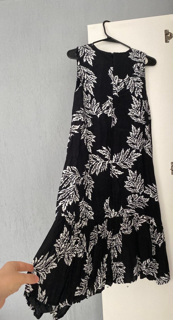 Yaprak Desenli Siyah Piliseli  Elbisesi - Görsel 3