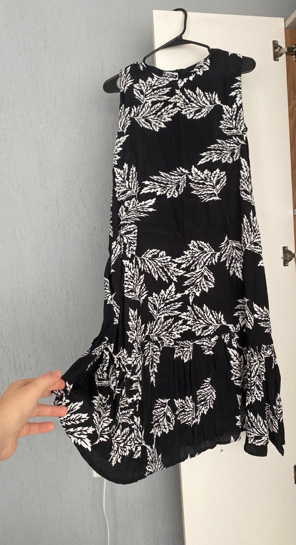 Yaprak Desenli Siyah Piliseli  Elbisesi - Görsel 2