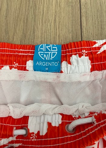 Düğmeli Kırmızı Çiçekli Mini Erkek Deniz Şortu - Görsel 2