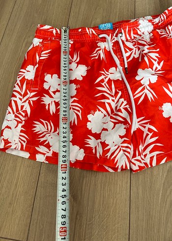 Düğmeli Kırmızı Çiçekli Mini Erkek Deniz Şortu - Görsel 3