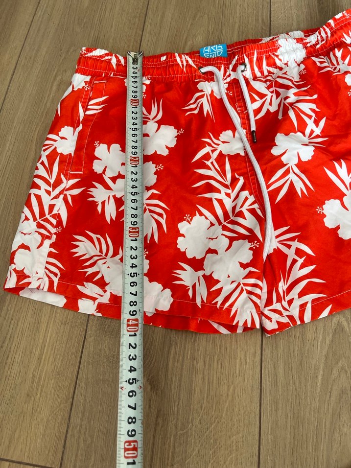 Düğmeli Kırmızı Çiçekli Mini Erkek Deniz Şortu - Görsel 3