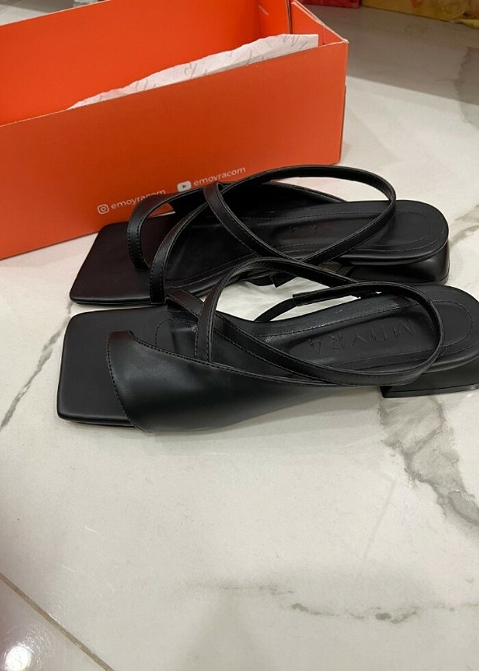 KISA KALIN TOPUKLU SANDALET - Görsel 3