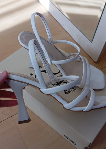 Beyaz Bantlı Stiletto Topuklu Kadın Sandalet