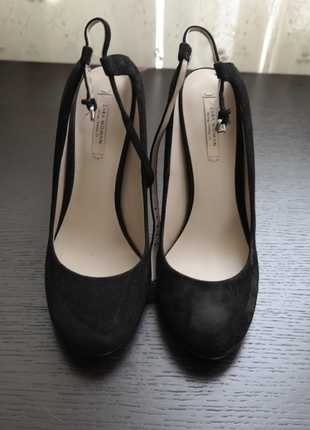 Topuğu açıkta bırakan stiletto
