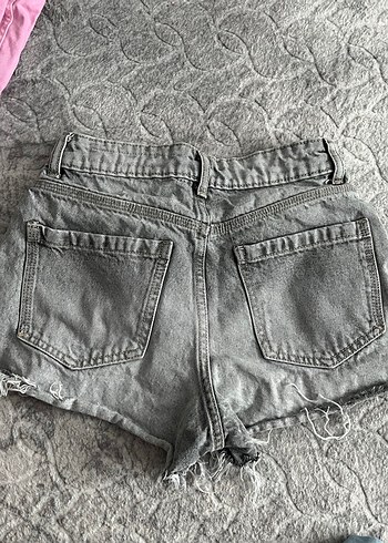 26 Beden Gri Yırtık Mini Denim Şort