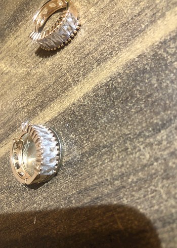 Mini Sıralı Taşlı Altın Küpe - Görsel 3