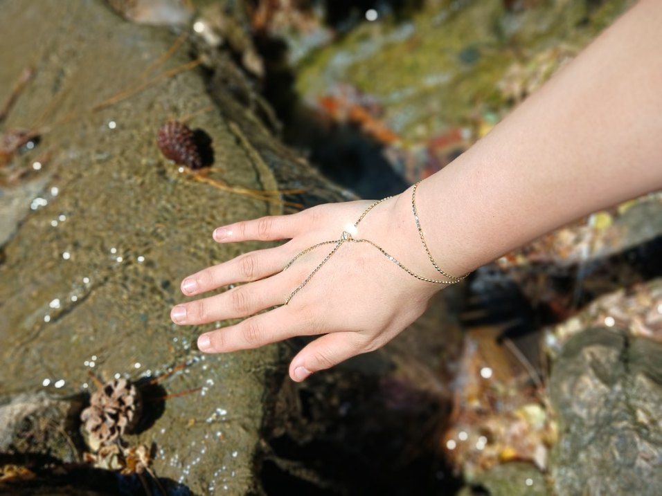 Altın Renkli Zincir Detaylı Gezegen Desenli Kadın El Zinciri - Görsel 2