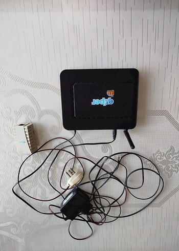 Beyaz Telefon Şarj Kablosu ve Siyah Modem