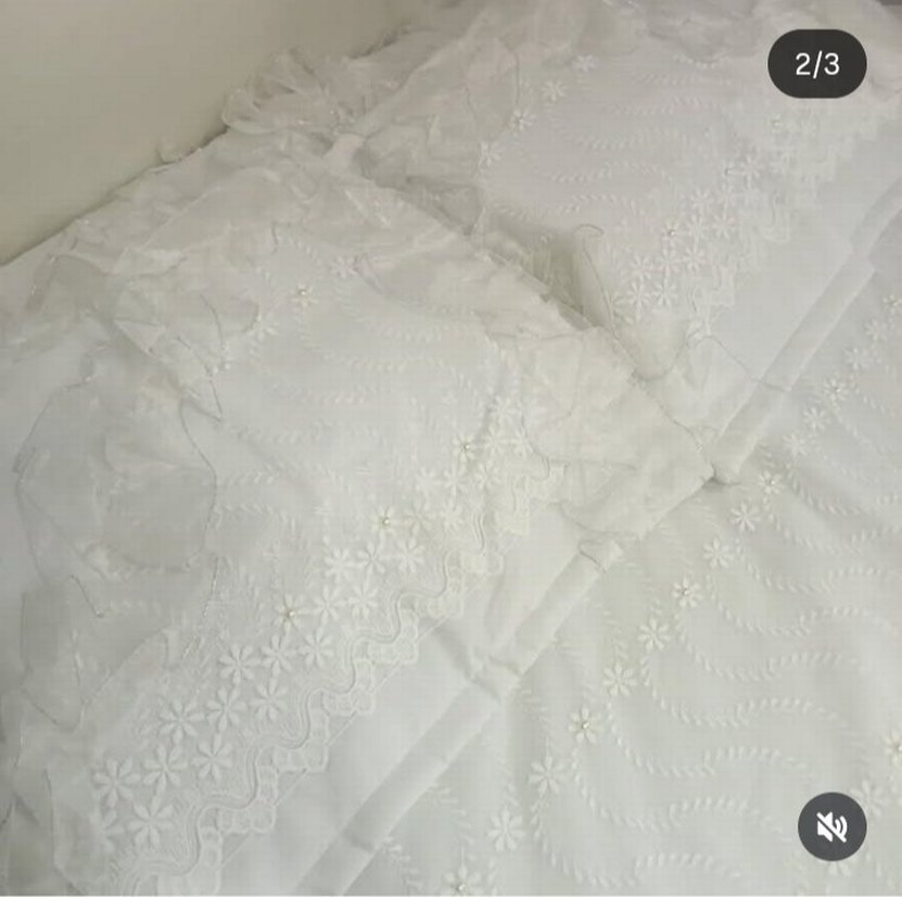 İşlemeli Beyaz Parlak Yatak Örtüsü - Görsel 2