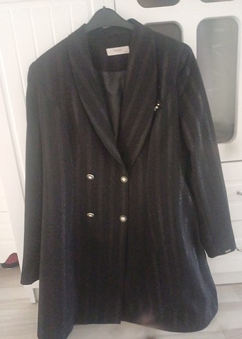 Uzun Siyah Düğmeli Saten Blazer Ceket