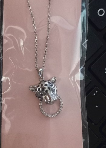 Gri Leopar Figürlü Zincir Kolye