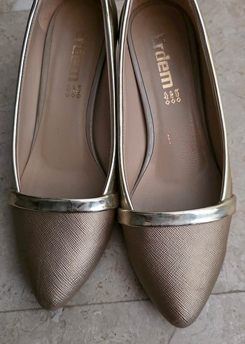 Bej Parlak Stiletto Topuklu Kadın Düz Ayakkabı