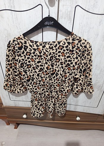 Leopar Desenli Kısa Kollu V Yaka Bluz - Görsel 2