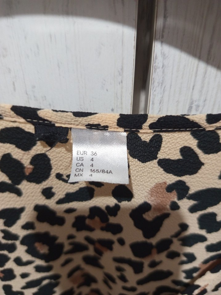 Leopar Desenli Kısa Kollu V Yaka Bluz - Görsel 3